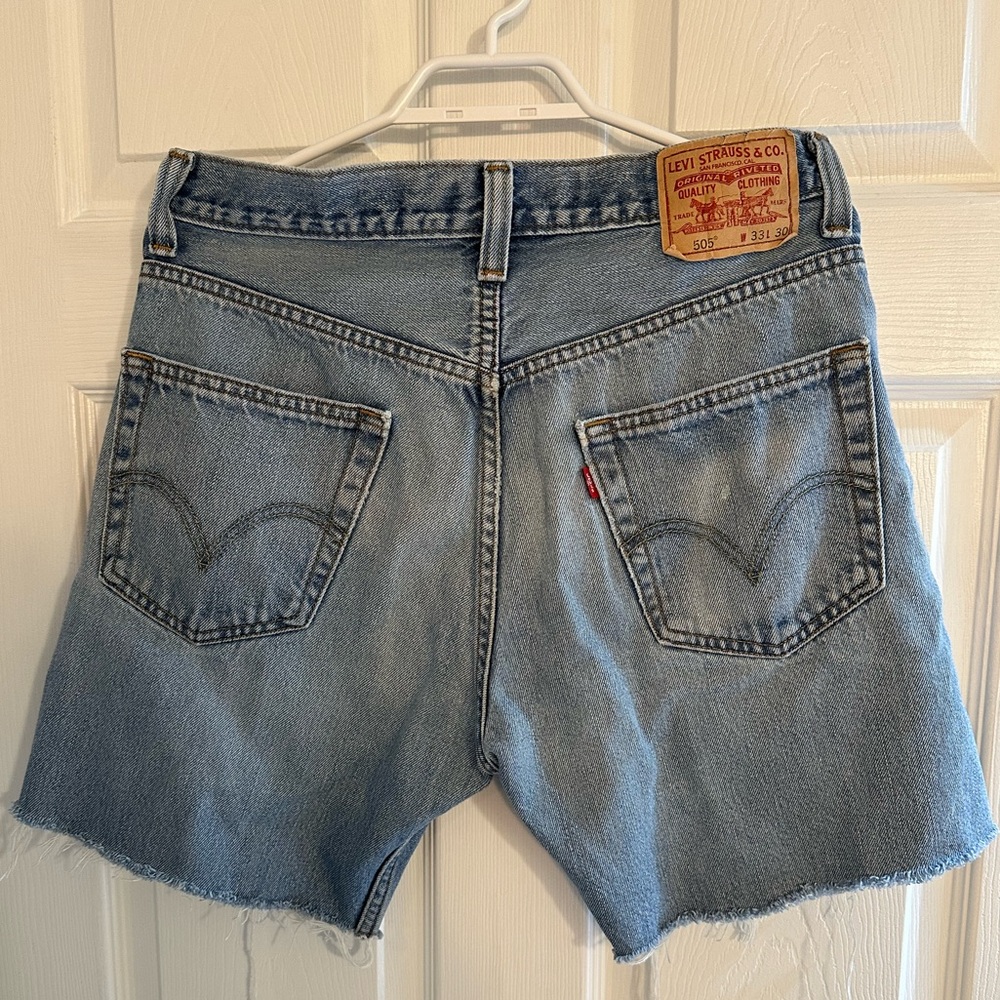 Levi’s Women 505 cut-off jean shorts W33, L30 - Picture 2 of 12
